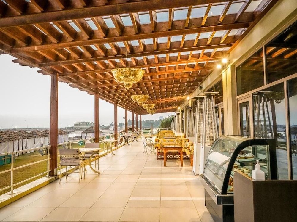 Al Kout Beach Hotel 7/36