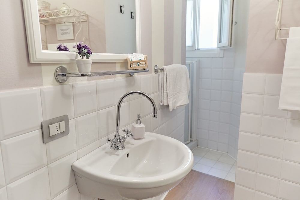 Basic, Double Bed, External Bathroom, Small، B B Di Piazza Del Duomo 2/3