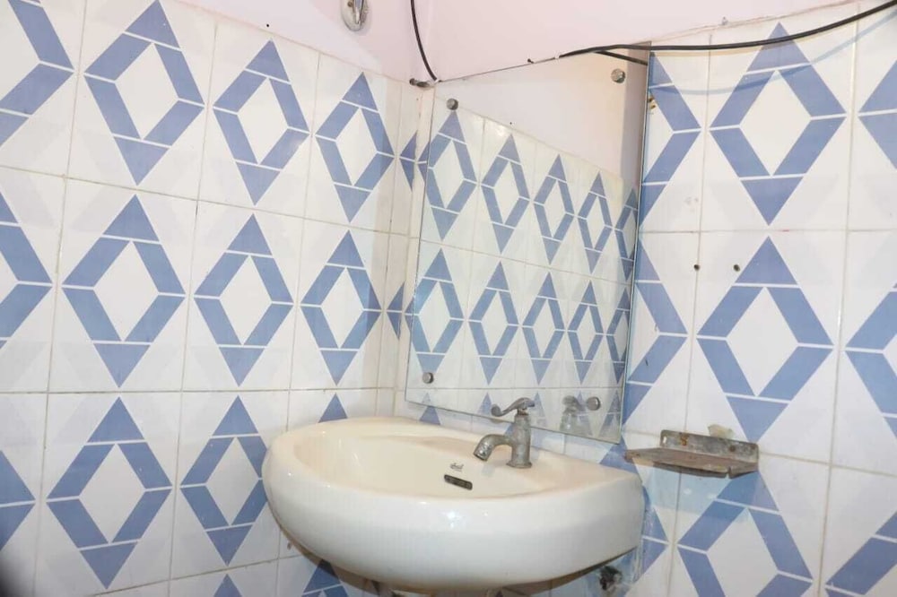 HOTEL AMBIKA PALACE 30/32
