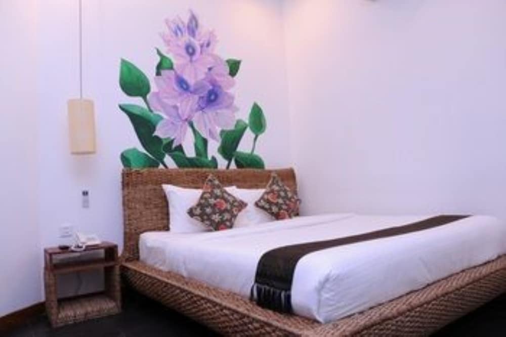 Monsoon Riverside Hotel 4/31