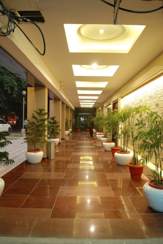 Glades Hotel 4/32