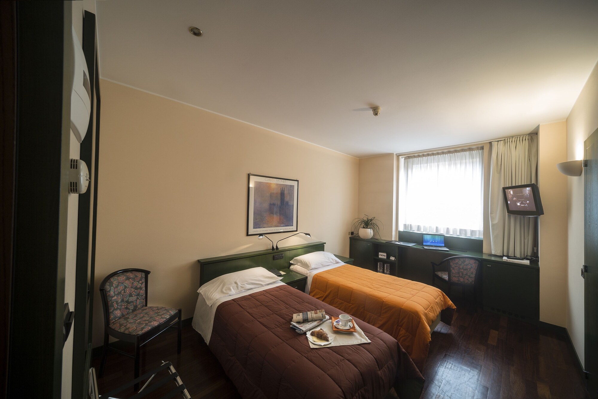 ROOM, TWIN BEDS