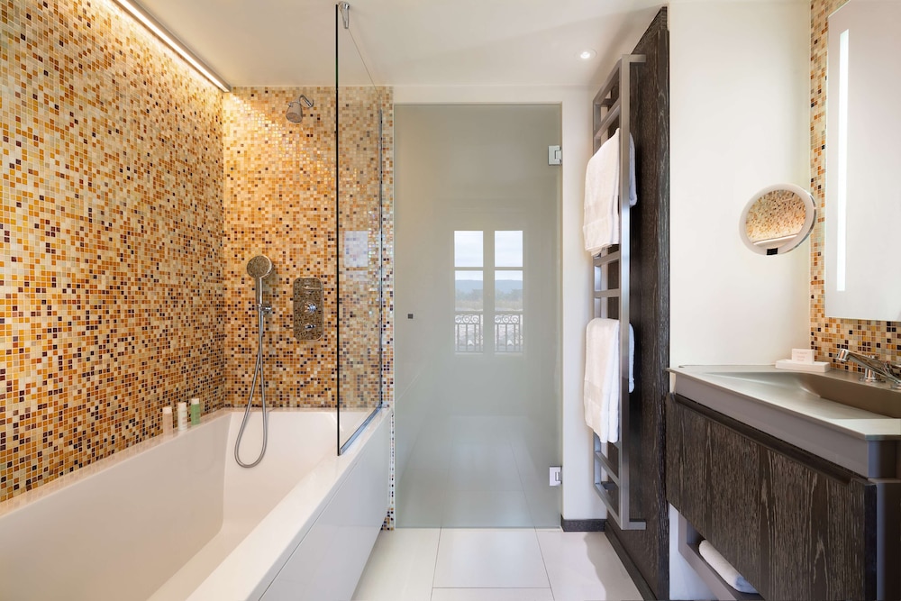 Village, Suite 10/10
