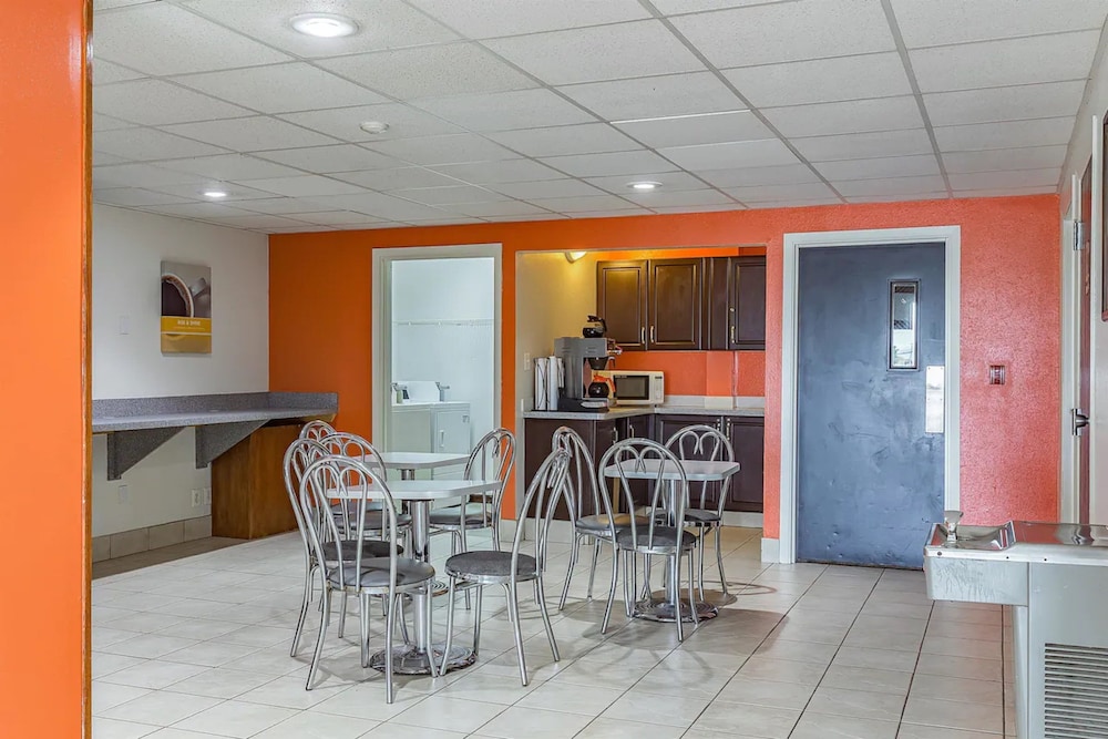 Red Lion Inn & Suites Pontoon Beach 41/55