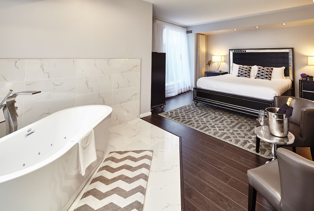 Executive Plaza Hotel Metro Vancouver 50/50