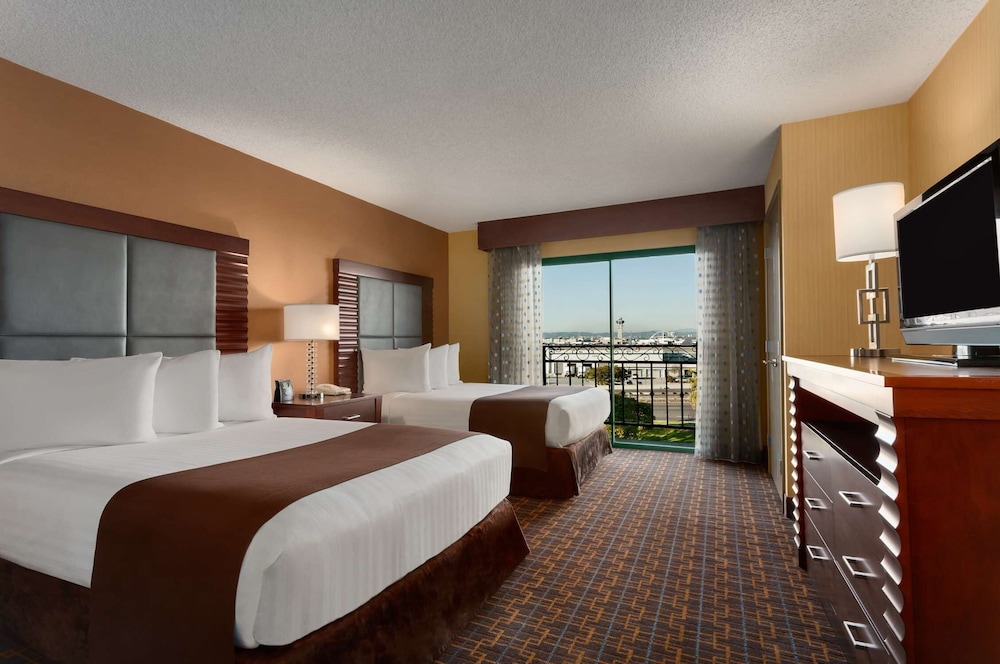 Embassy Suites by Hilton Los Angeles International Airport South 15/65