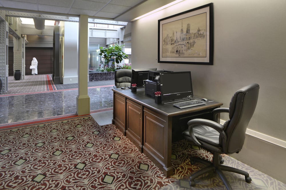 Crowne Plaza Indianapolis Downtown Union Station 69/81