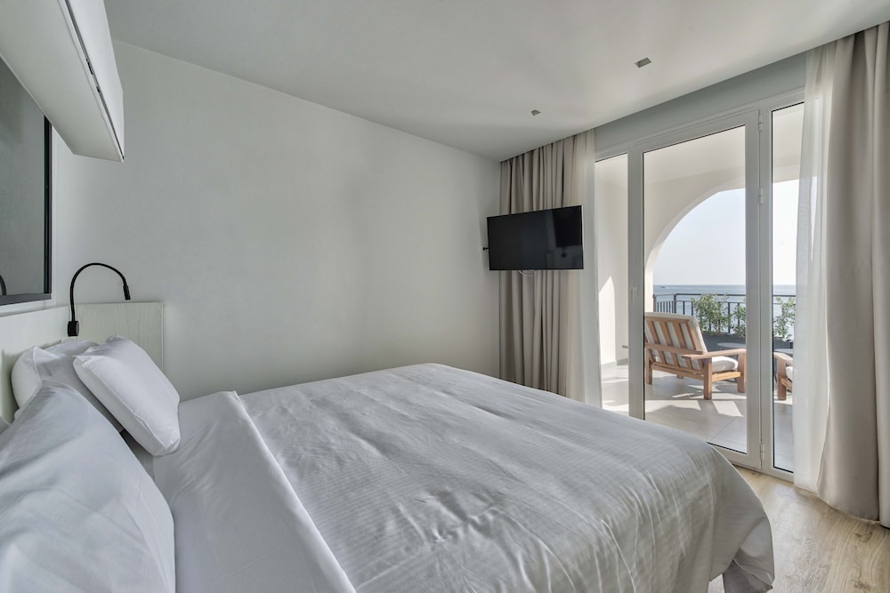 SUITE, KING BED, HOT TUB, BATHTUB