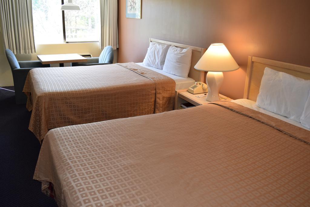 Valley Oaks Inn Woodland 8/25