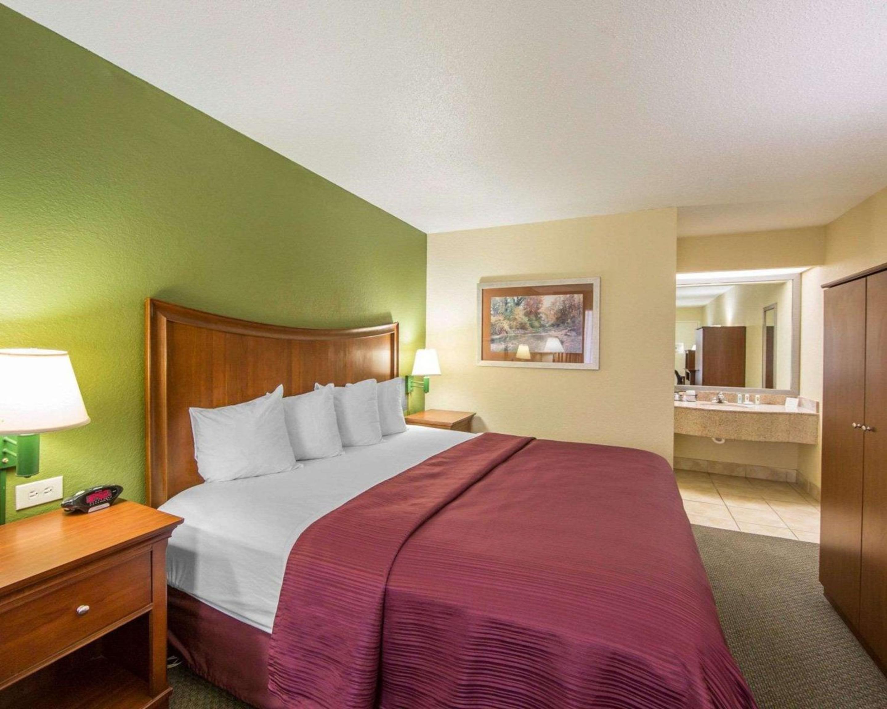 ROOM, KING BED