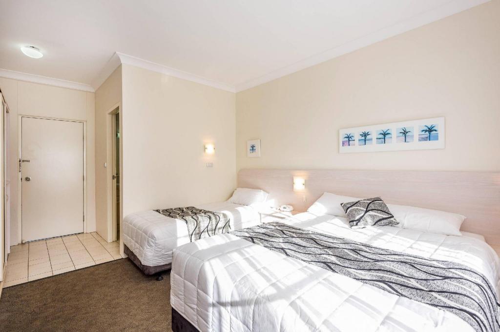 ROOM, TWIN BEDS