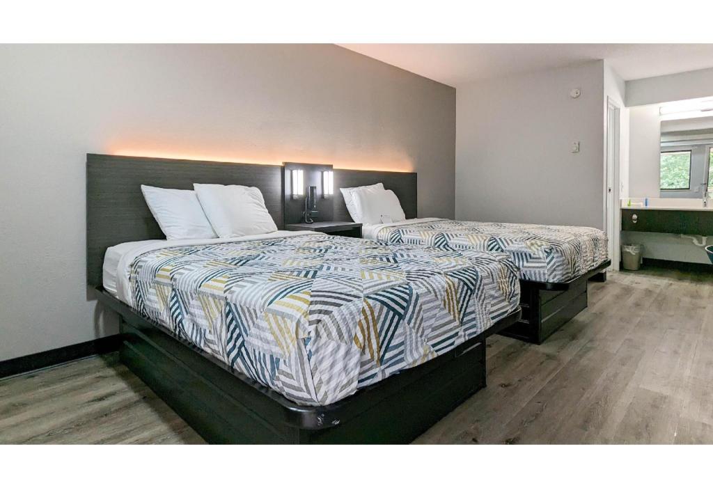 2 Queen Beds - Non-Smoking, Micfridge