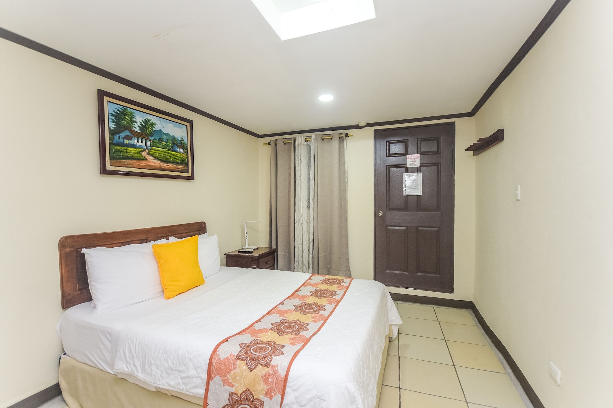 GUEST ROOM, QUEEN BED