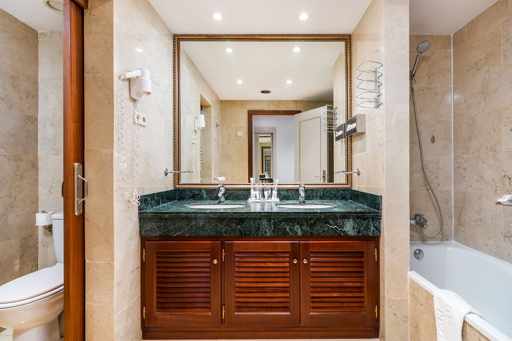 Boutique Hotel B51 (ex. Park Plaza Suites Hotel) 35/65