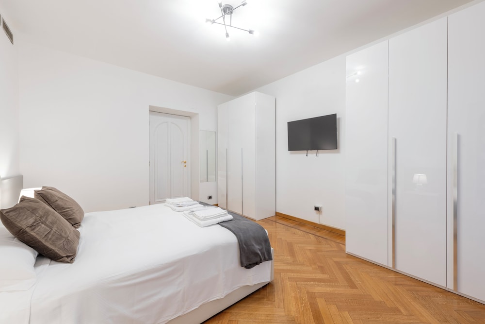Suite, 2 Queen Beds, Sofa, Milan Royal Suites Magenta Luxury Apartments 2/10