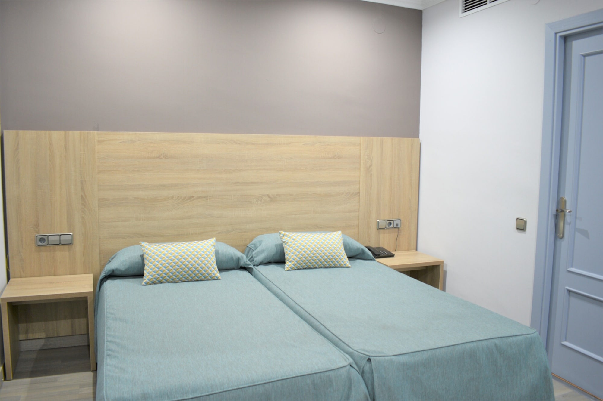 ROOM, DOUBLE BED