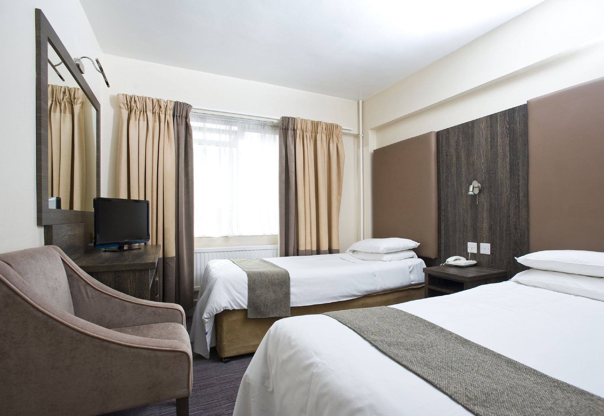 ROOM, TWIN BEDS
