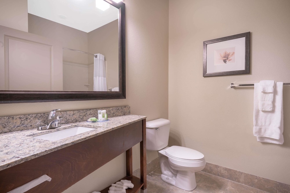 AmericInn by Wyndham Windom 8/22