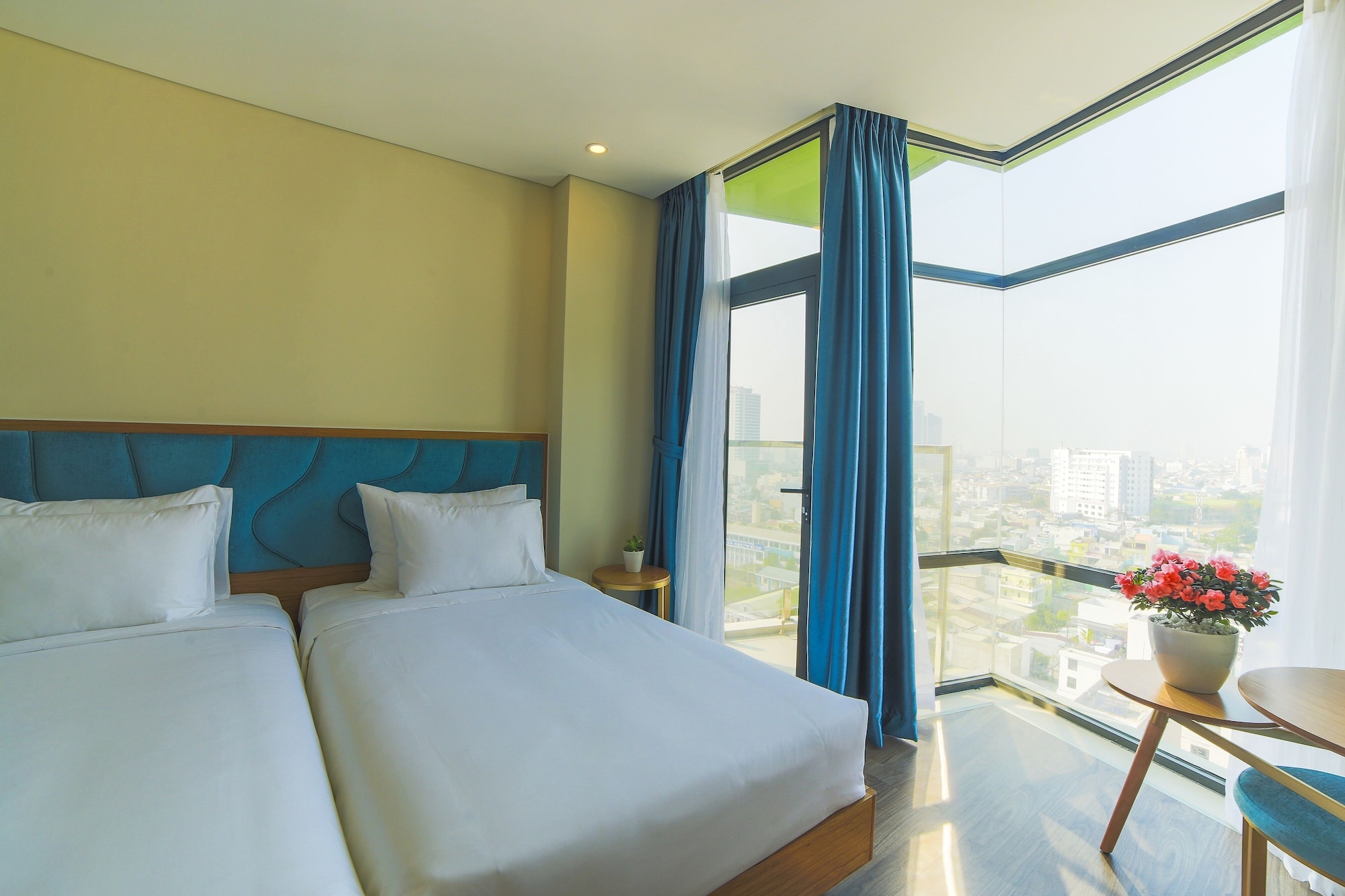 PREMIER, TWIN BEDS, BATHTUB