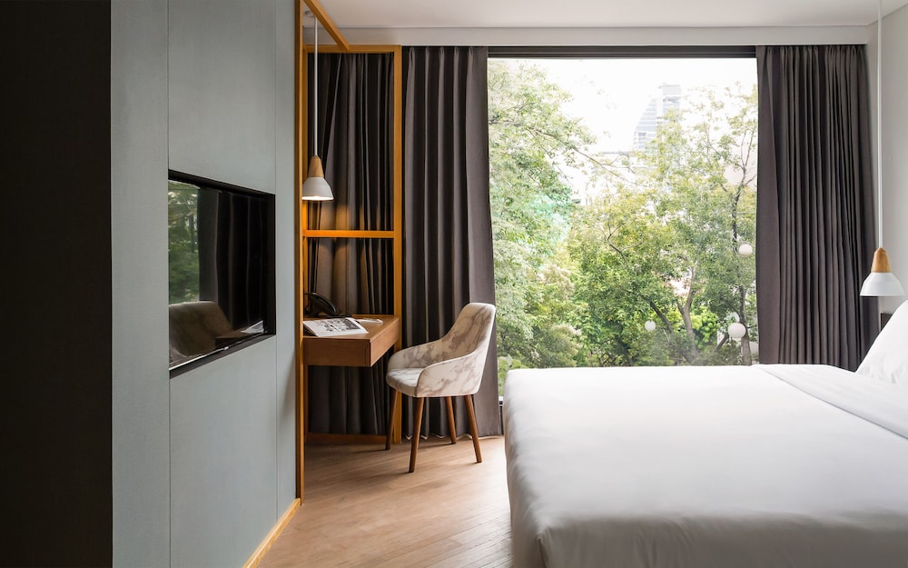DELUXE, DOUBLE OR TWIN BED