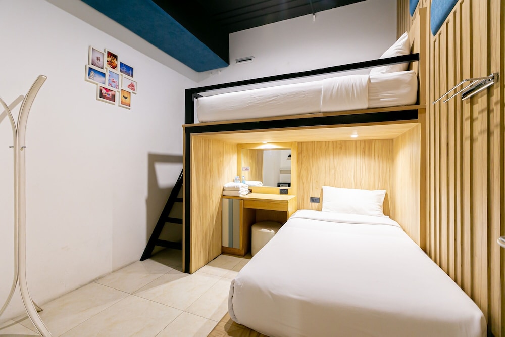 PRIVATE, BUNK BEDS