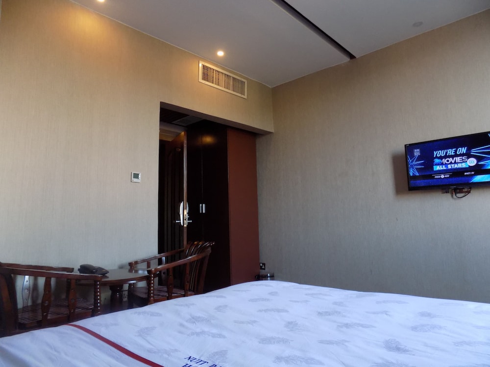 Freedom City Hotel 7/34