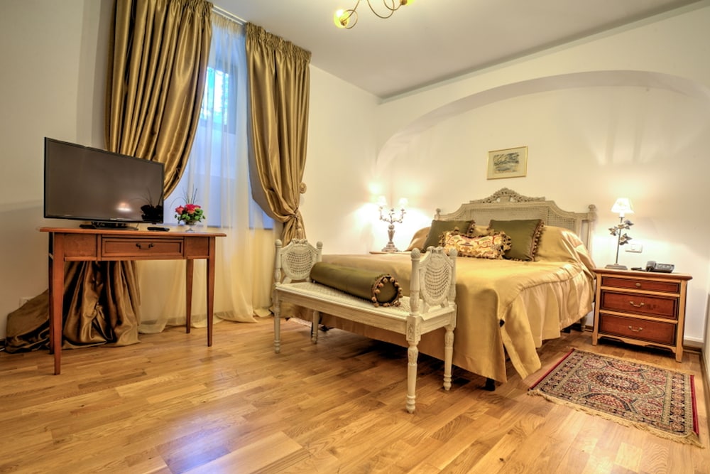 Grand Boutique Hotel 55/77