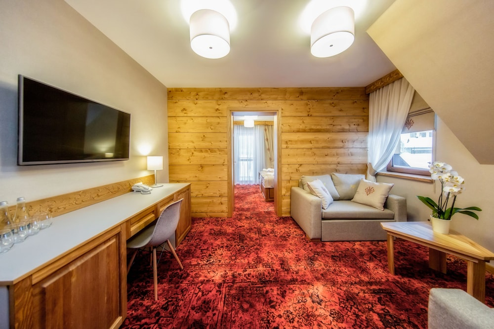 Gold Hotel 37/50