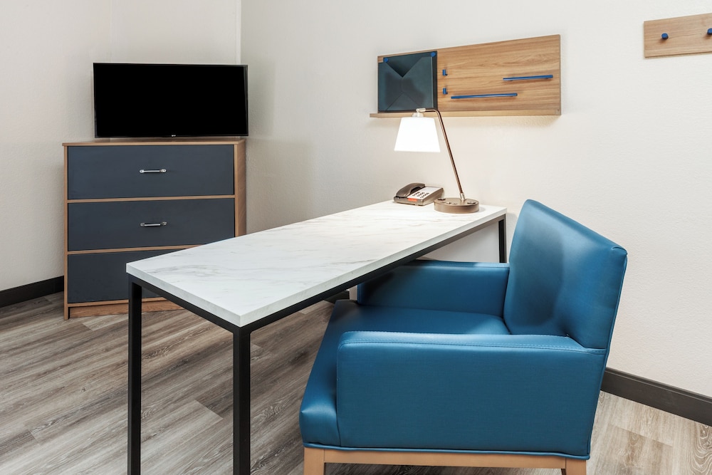 Candlewood Suites Topeka 38/49