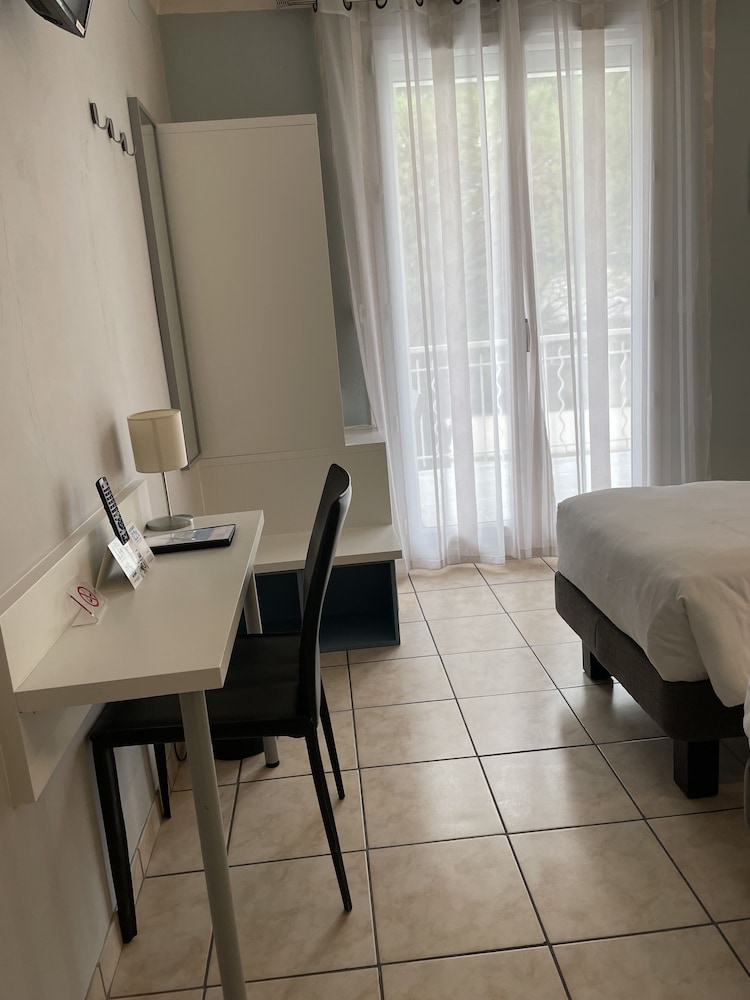 HOTEL LE CLEMENT V 36/66