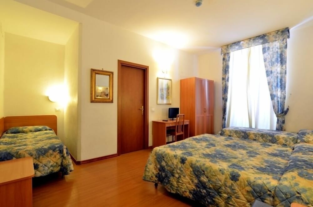 غرفة رباعية، Tirreno Hotel 2/5