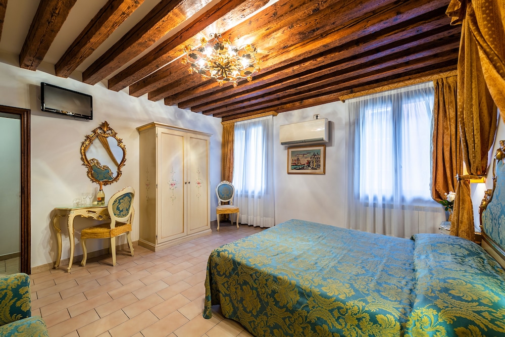 ROOM, QUADRUPLE