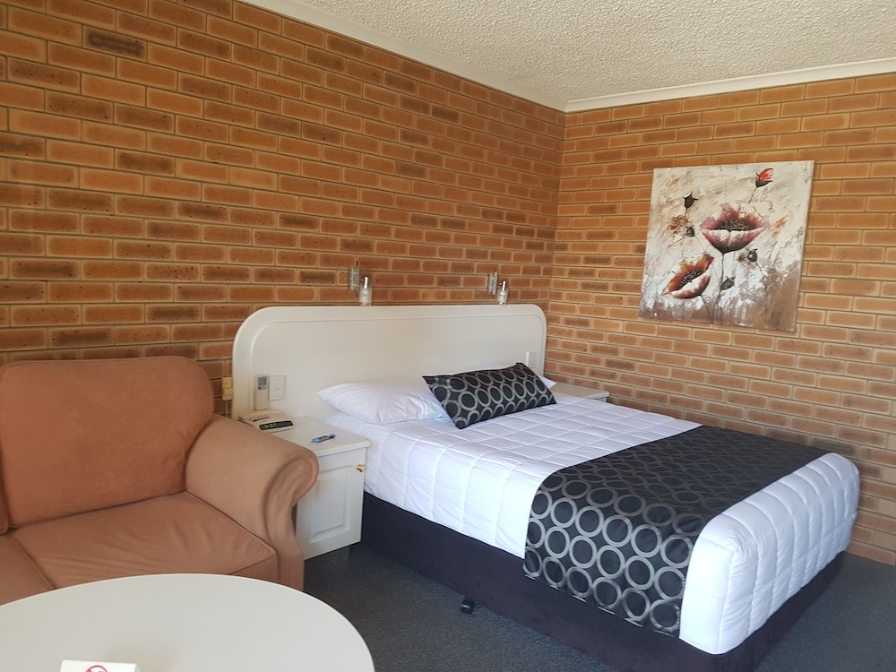 COUSINS MOTOR INN 16/62