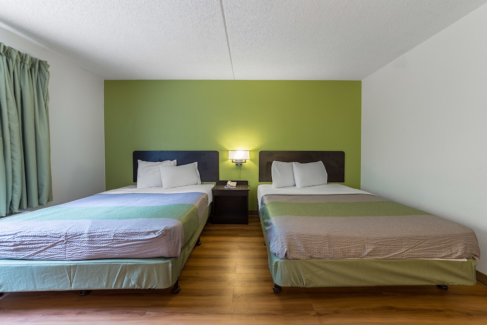 Motel6 Warminster, PA 24/48