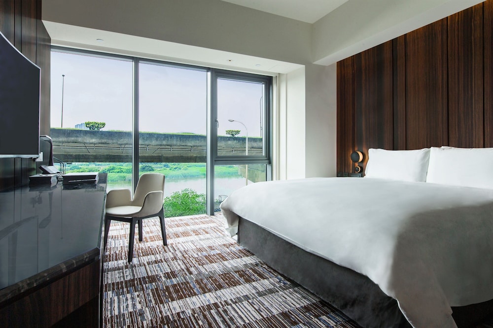 Townscape, Guest Room, King Bed, Partial River View