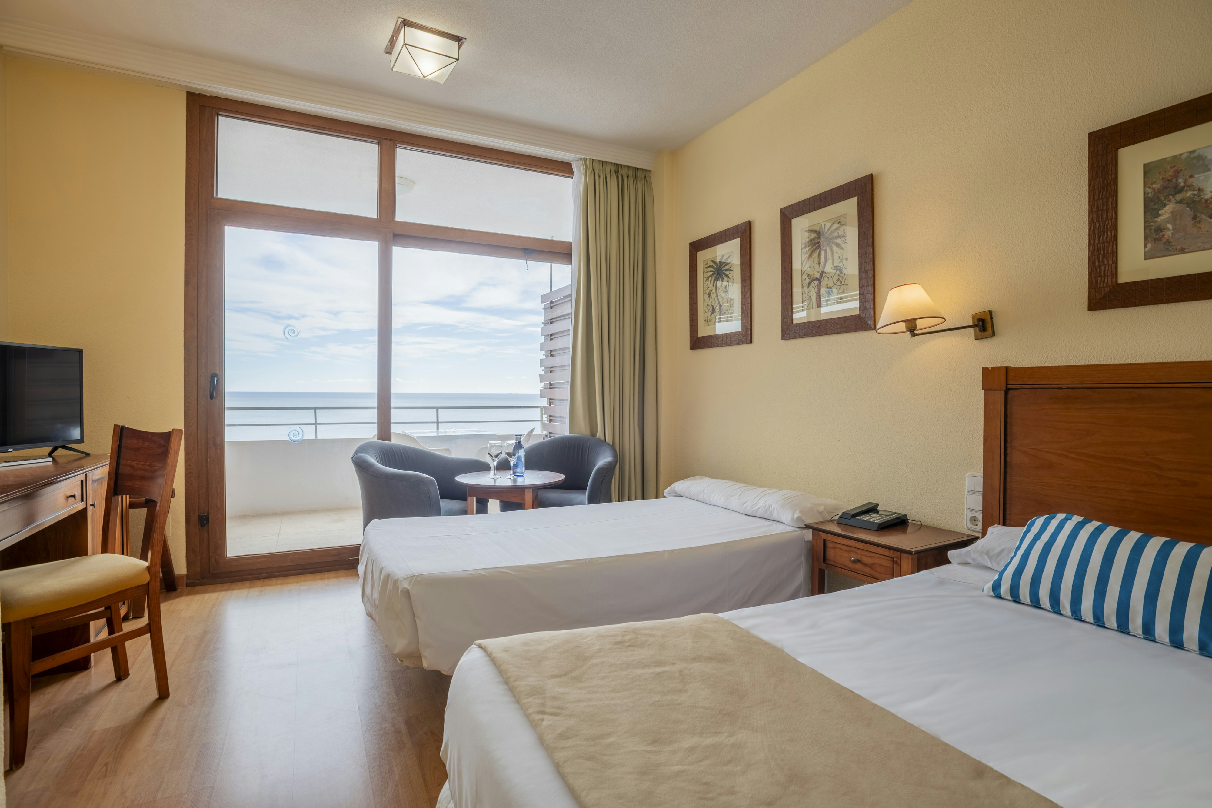 غرفة ديلوكس ثلاثية بإطلالة على البحر، Leonardo Hotel Torremolinos Costa del Sol 3/6
