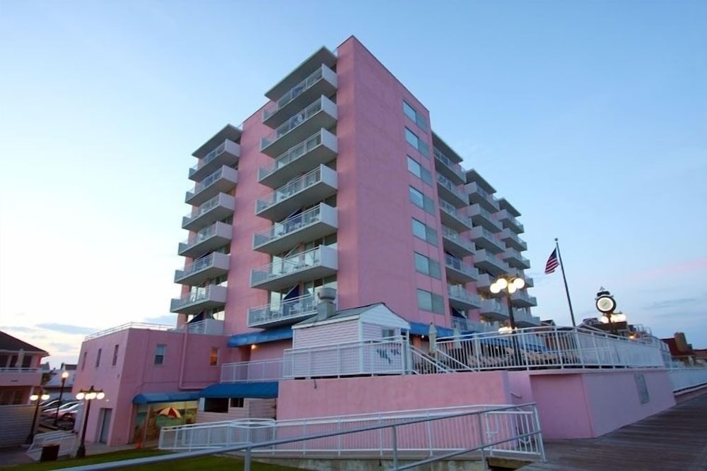 Port-O-Call Hotel 4/62