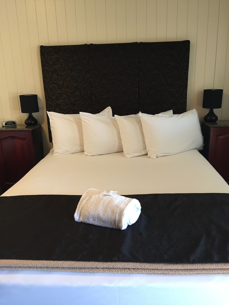 Country Plaza Motor Inn 21/28