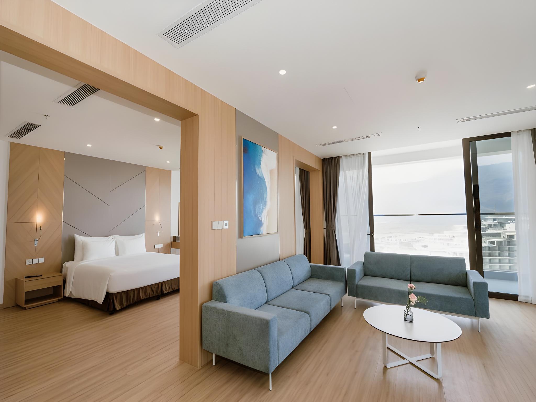 Suite, Ocean Front, Balcony, Bathtub