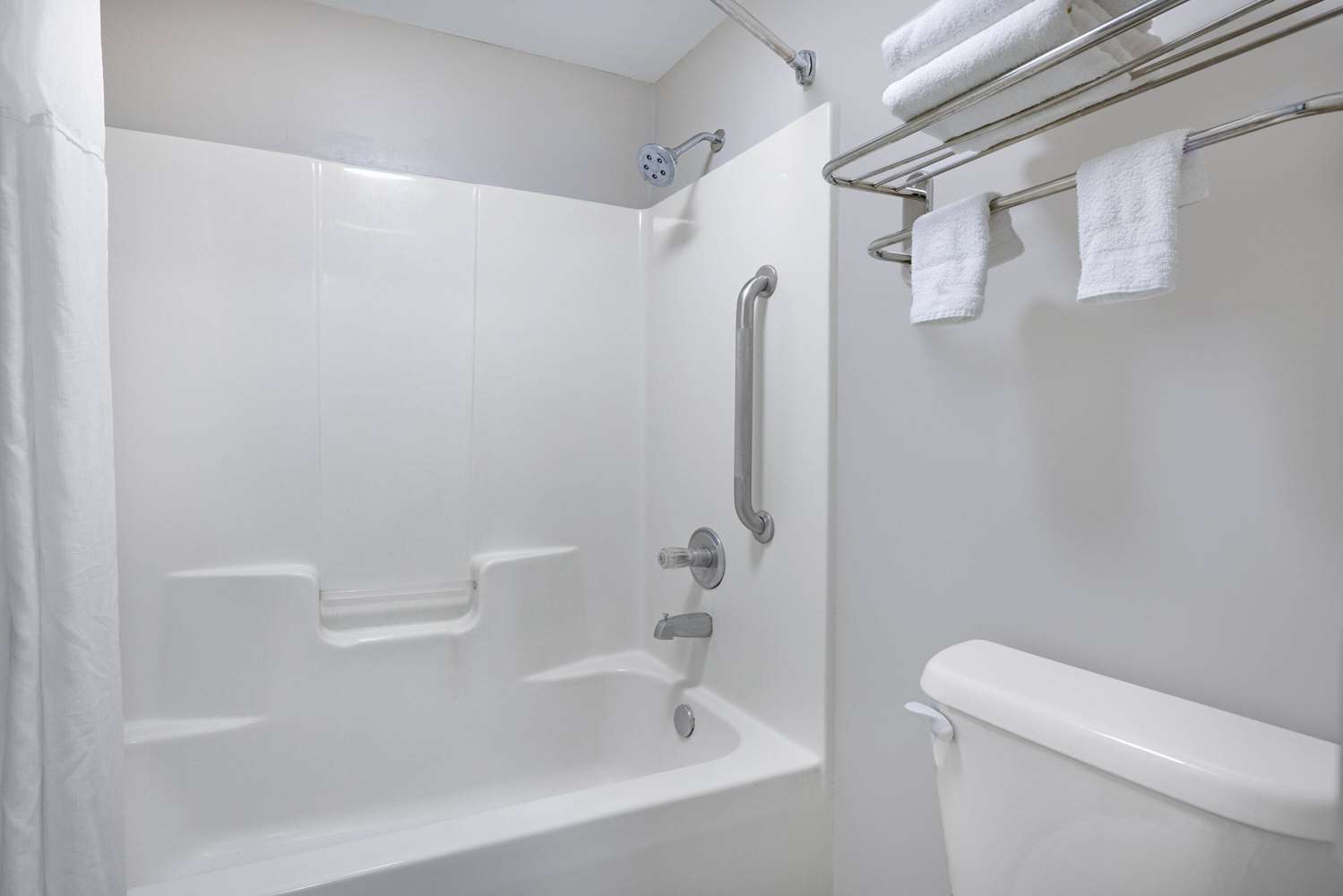 Days Inn & Suites by Wyndham Savannah Midtown 54/56