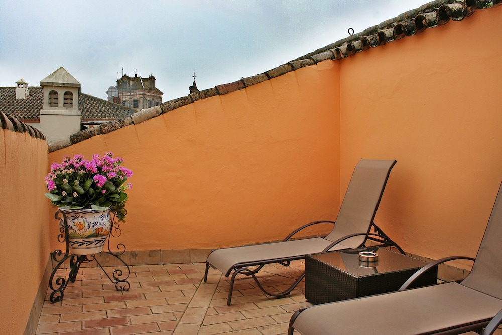 Alcazar de La Reina 64/66