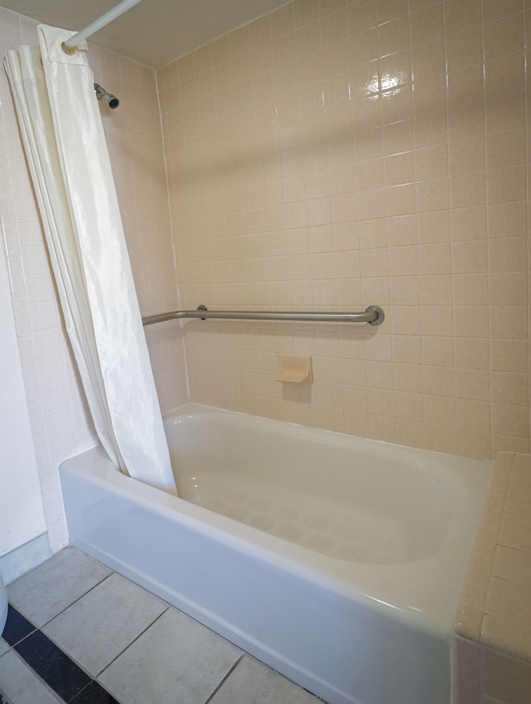 University Inn Suites 38/39