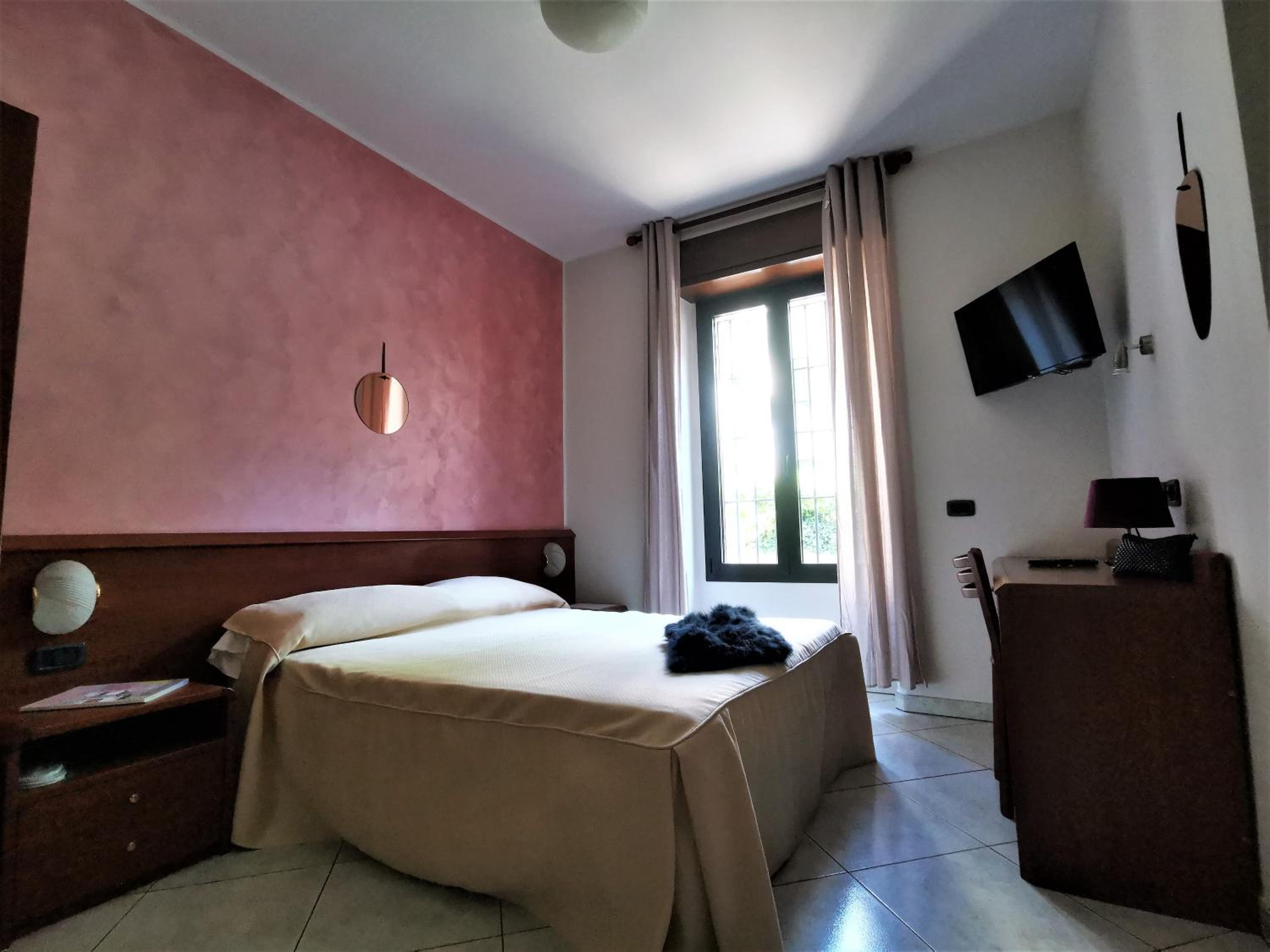 ROOM, DOUBLE BED