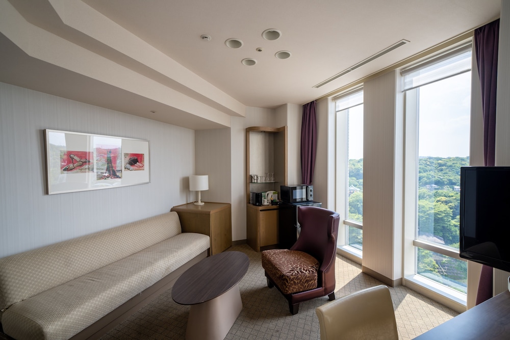 MERCURE YOKOSUKA 48/70