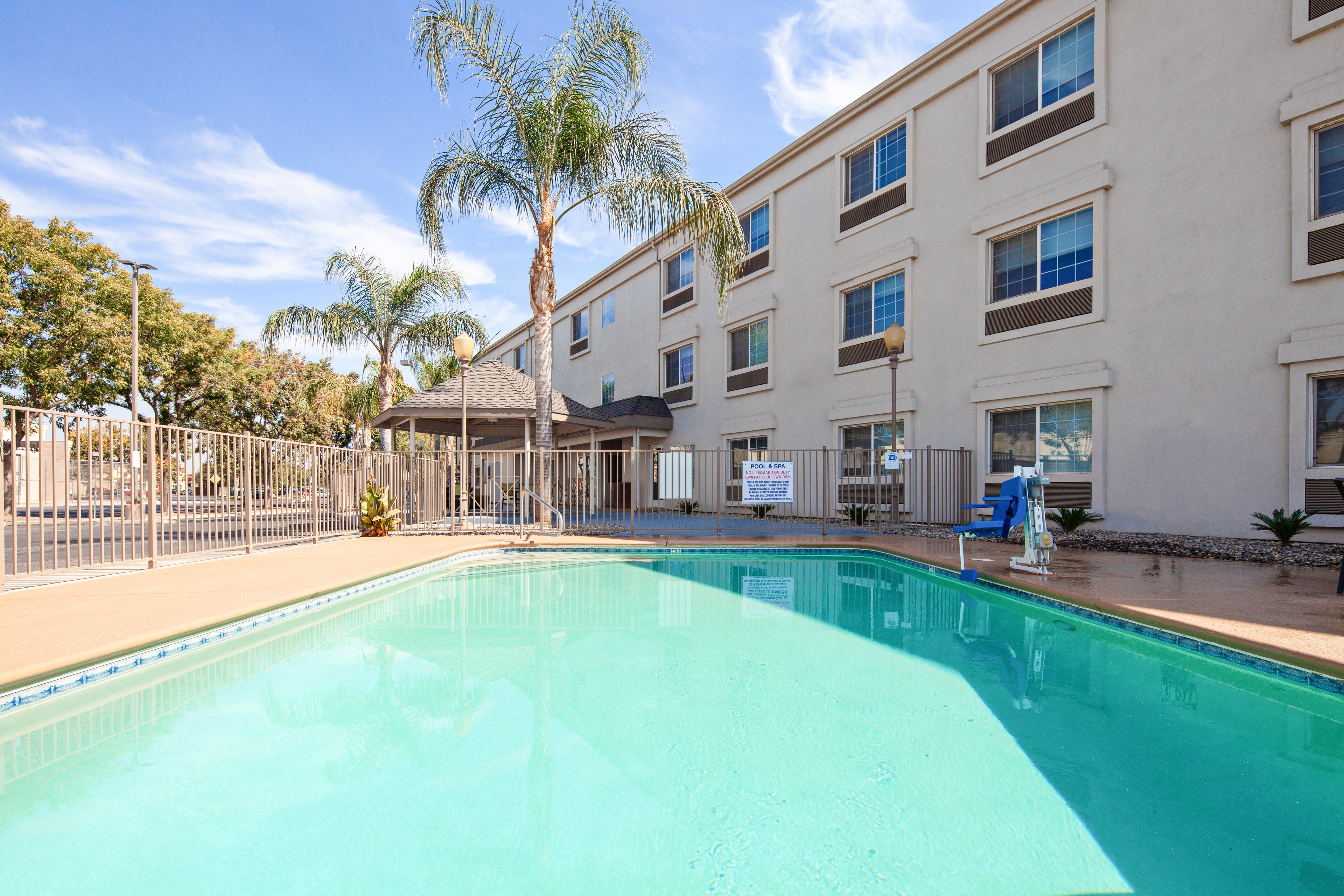 Holiday Inn Express Suites Tular Ex Charter Inn Suites 16/24