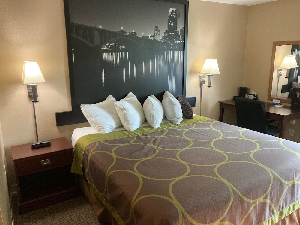 Super 8 by Wyndham Chisago City 10/20