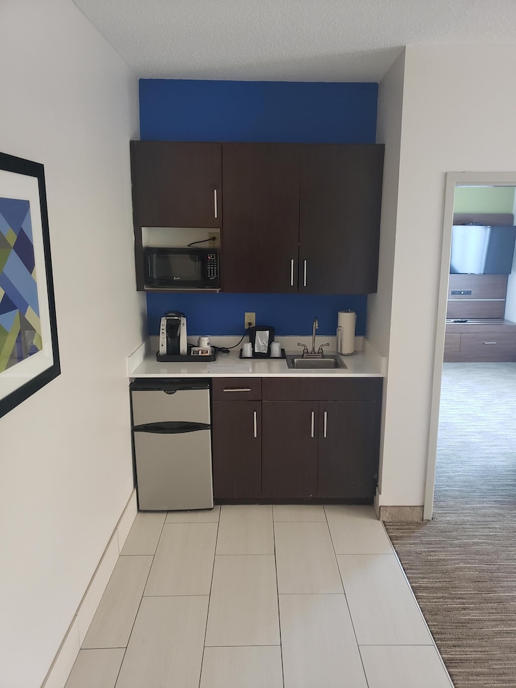 Holiday Inn Express Hotel Suites Opelika Auburn 10/71