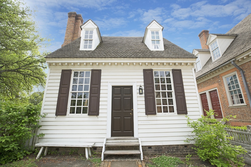 The Colonial Houses - A Colonial Williamsburg Hotel 5/66