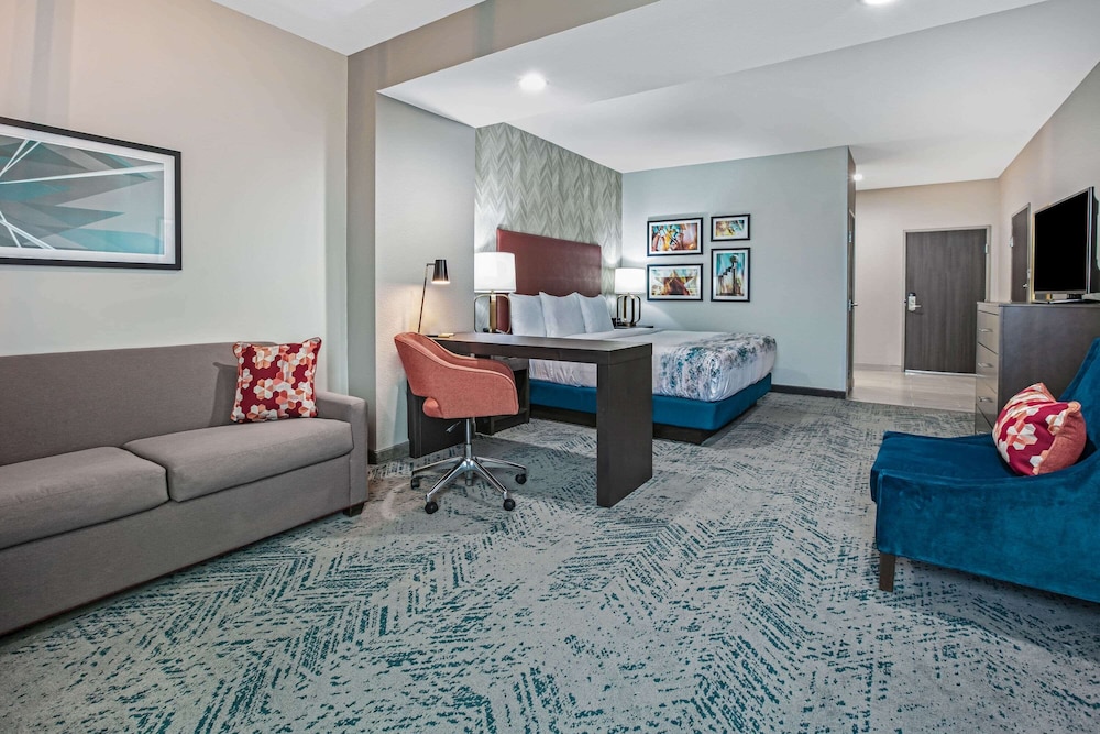La Quinta Inn & Suites by Wyndham DFW West-Glade Parks 32/47