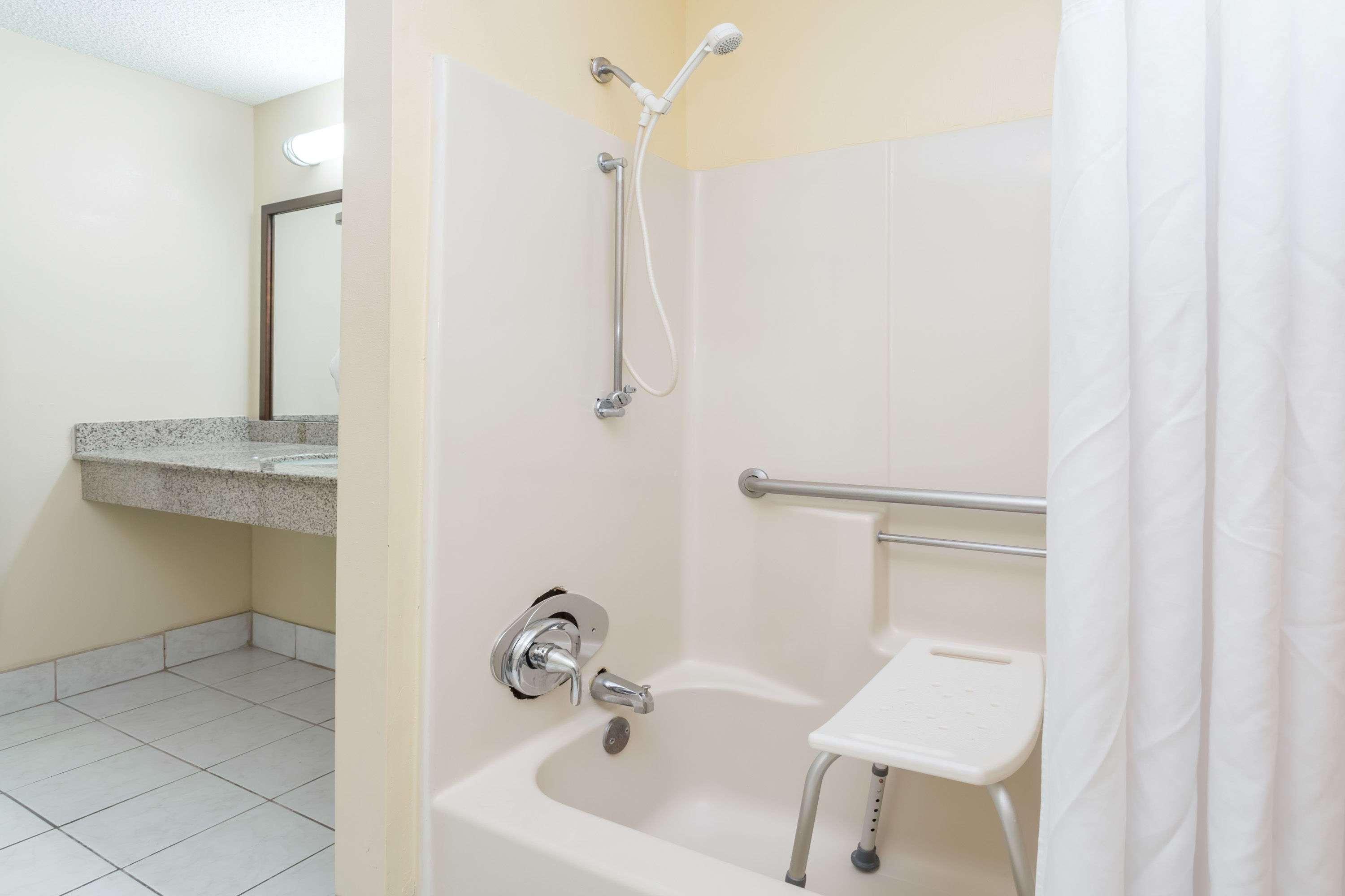 Super 8 By Wyndham Statesboro 19/20